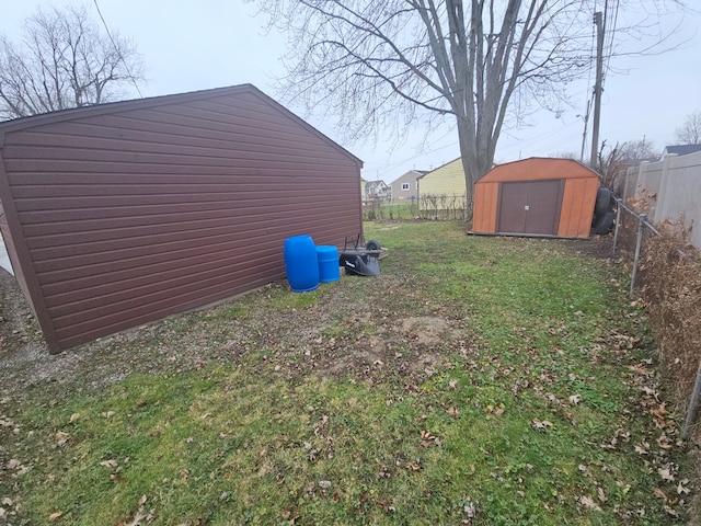 view of yard with a storage unit