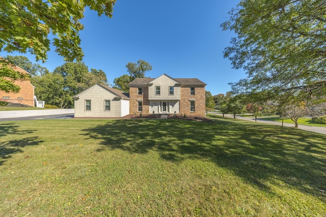 view of front of property featuring a front lawn