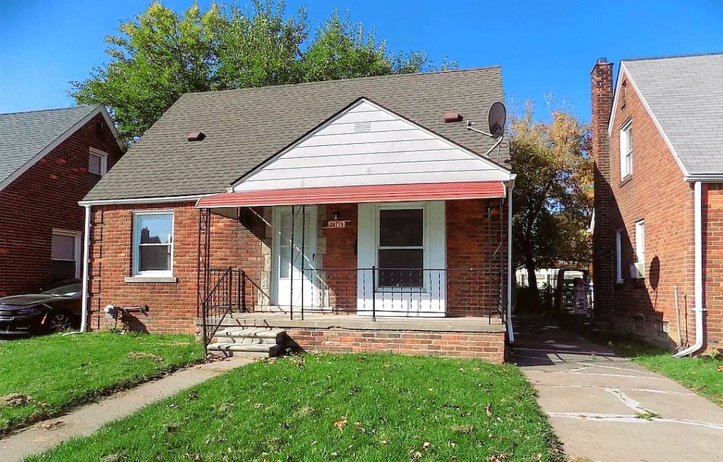 bungalow-style house featuring a front yard and covered porch