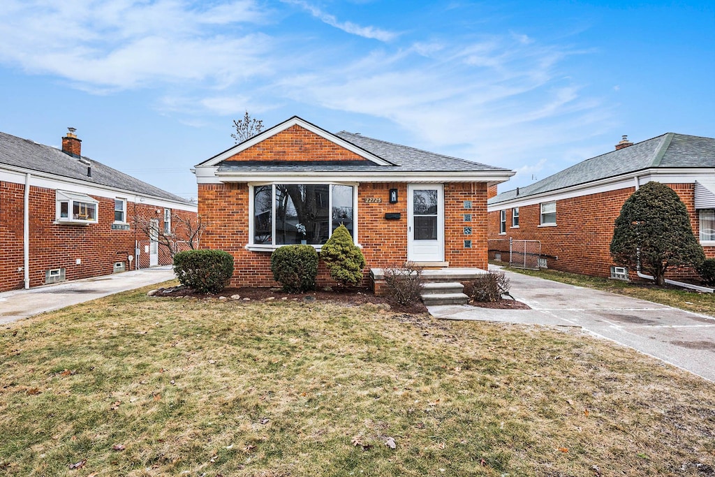 bungalow-style house featuring a front yard