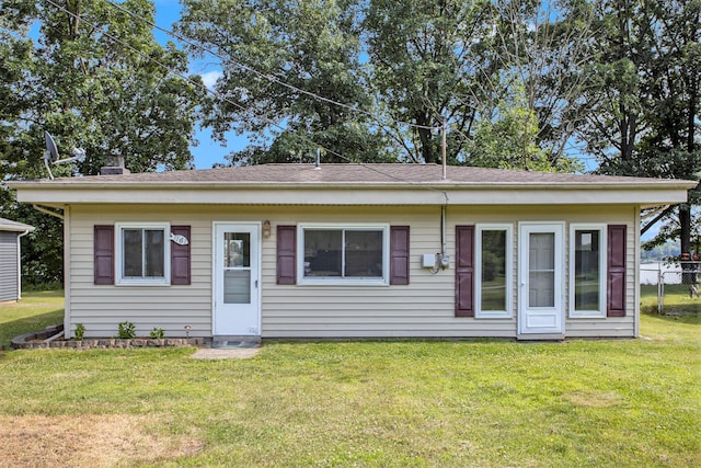 bungalow-style house featuring a front lawn