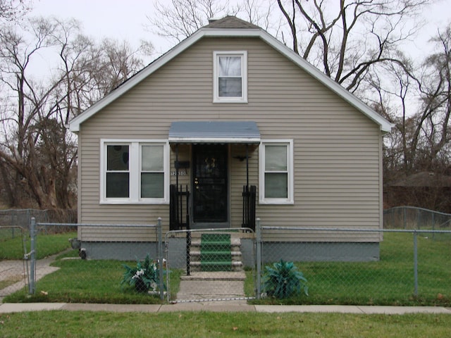 bungalow featuring a front lawn