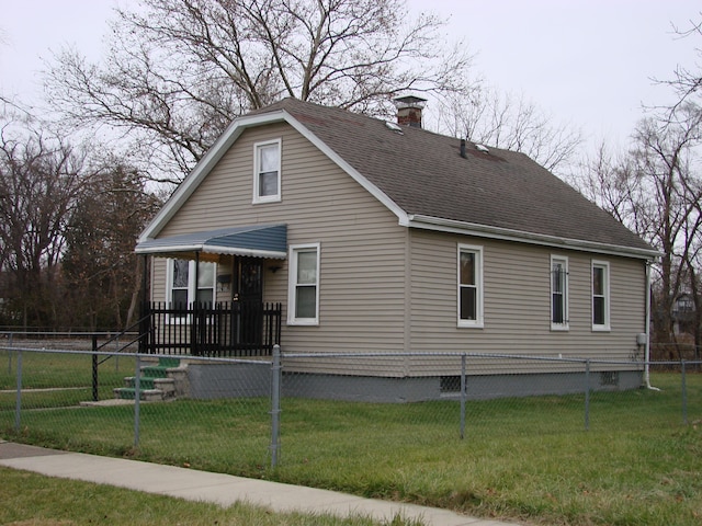 view of side of property featuring a yard