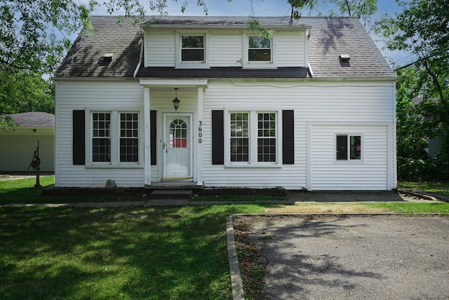 view of front of property featuring a front yard