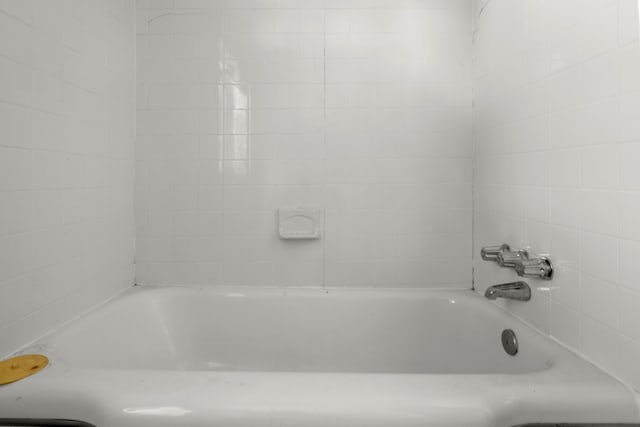 bathroom featuring a bathing tub