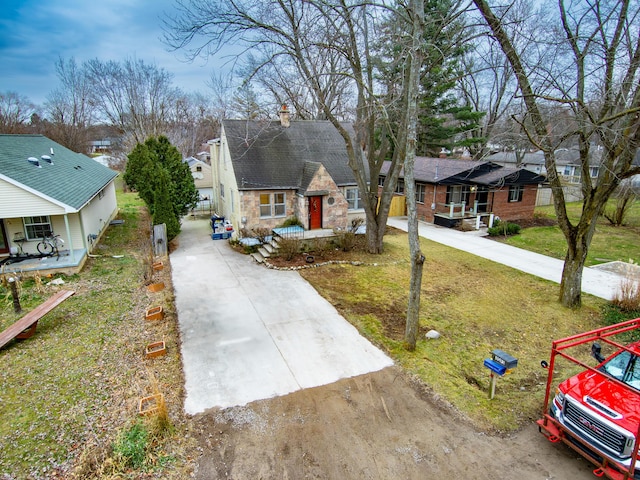 view of front of property with a front yard