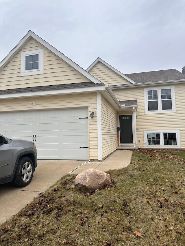 view of front facade featuring a garage and a front yard