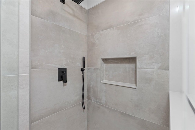 bathroom featuring a tile shower