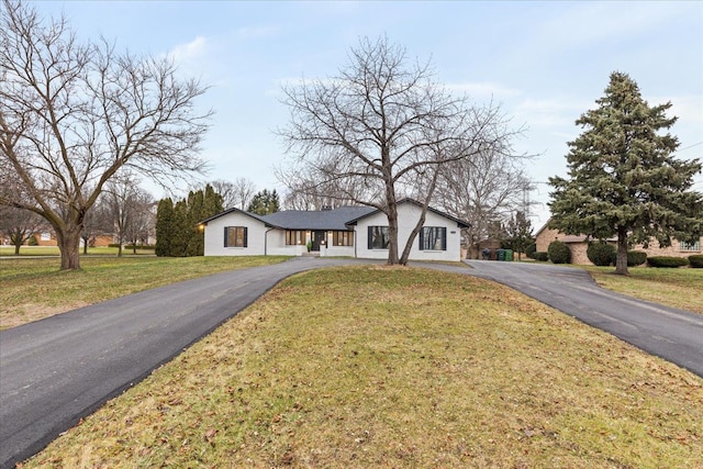 view of front facade with a front yard