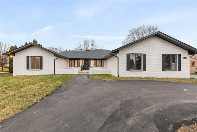 single story home with a front lawn