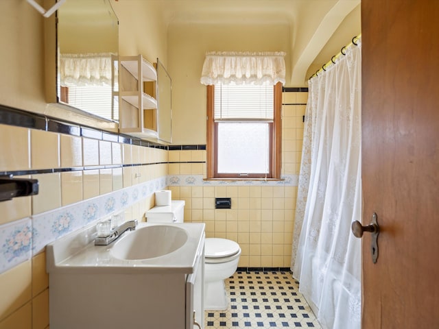 bathroom featuring a shower with curtain, vanity, toilet, and tile walls