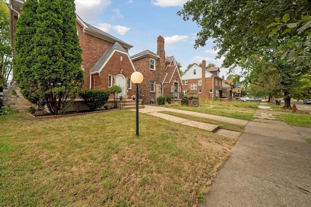 view of front of house featuring a front yard