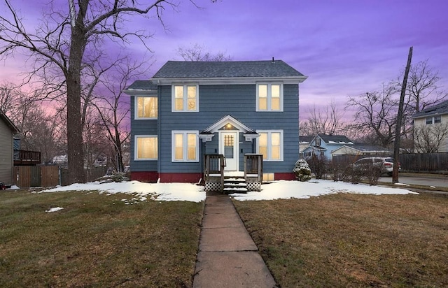 view of front of property featuring a lawn