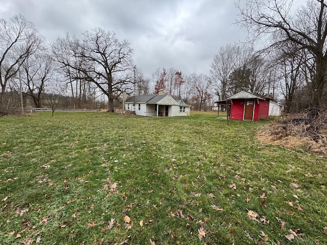 view of yard featuring an outbuilding