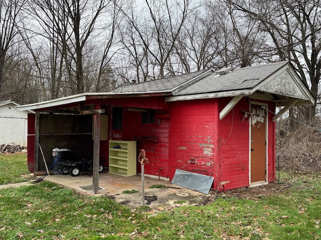 view of outbuilding with a yard