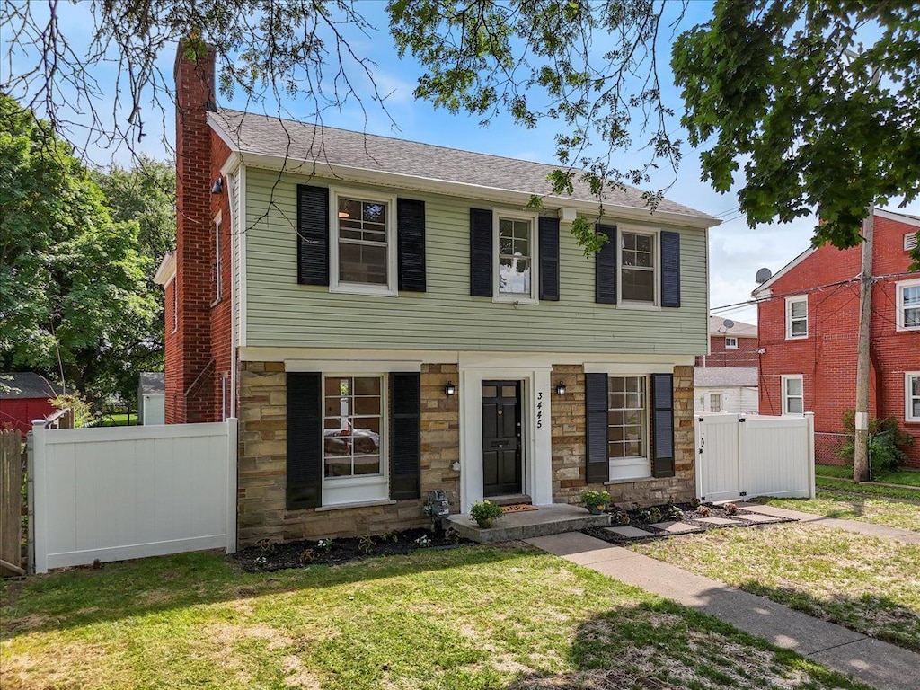 view of front of home featuring a front lawn