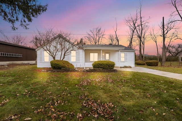 view of front of property featuring a yard