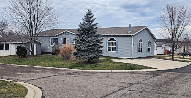 view of front facade featuring a front yard