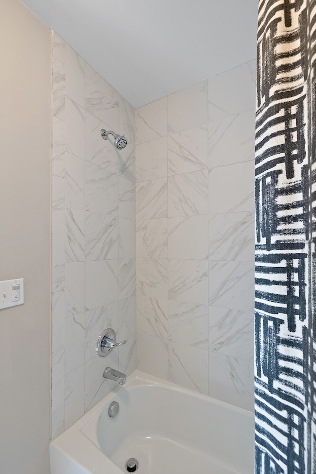 bathroom with tiled shower / bath combo