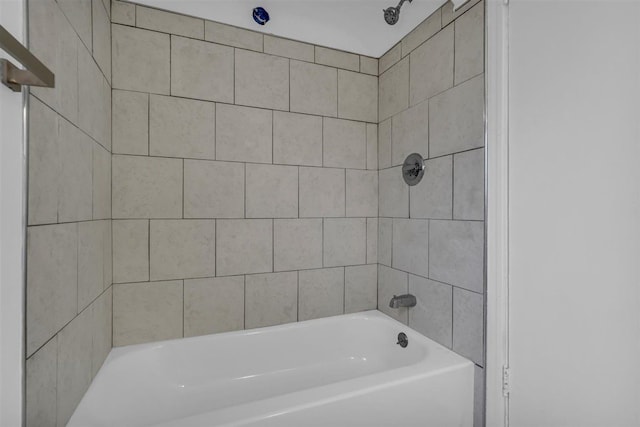 bathroom featuring tiled shower / bath combo