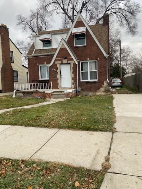 view of front of property featuring a front lawn