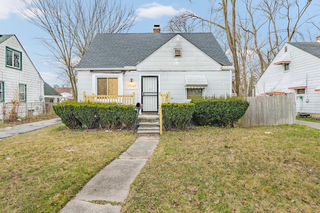 bungalow featuring a front lawn