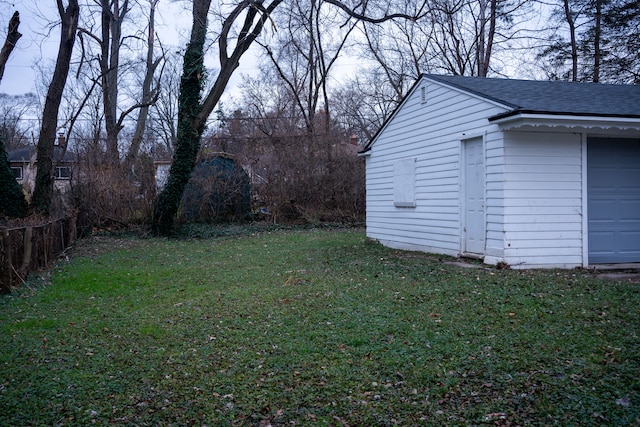 view of yard with an outbuilding