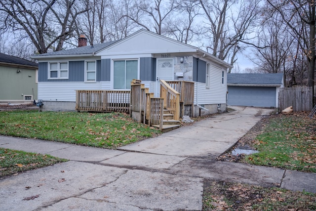 view of front of home featuring a wooden deck and a front yard