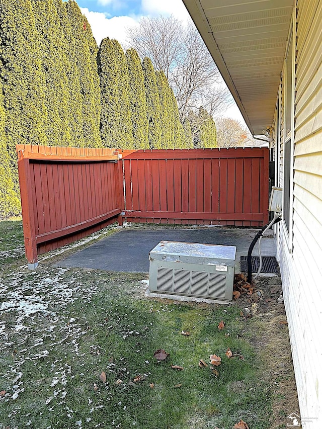 view of yard with a patio