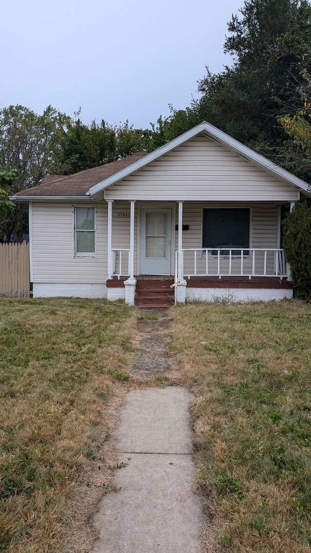 view of front facade with a porch and a front lawn