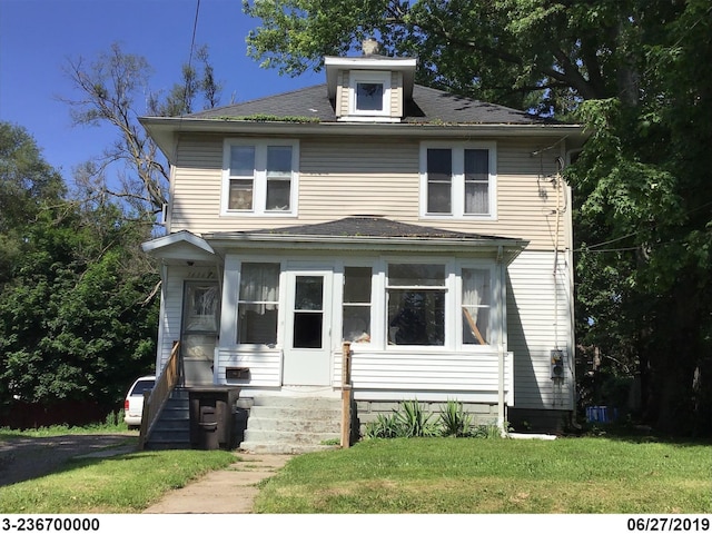 view of front of property featuring a front lawn