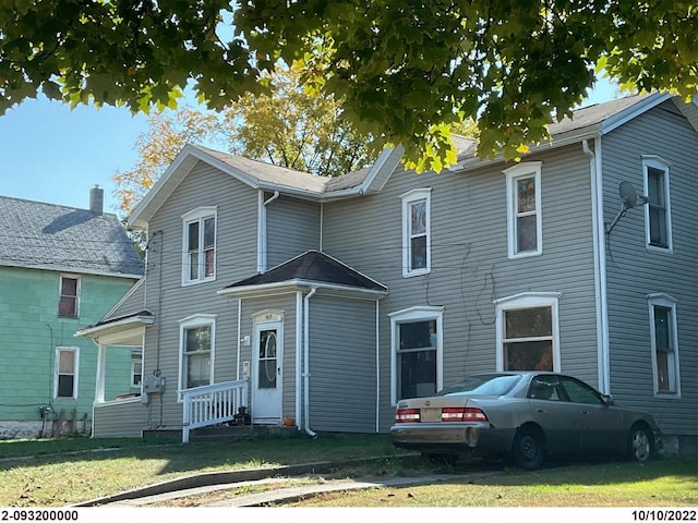 view of front of property featuring a front lawn