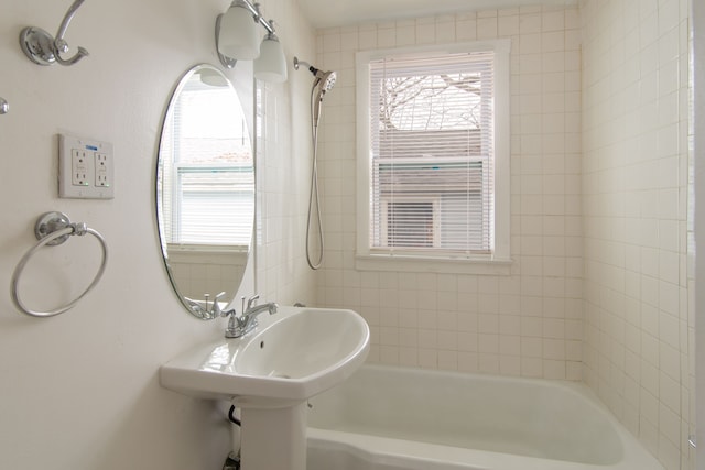 bathroom with tiled shower / bath combo