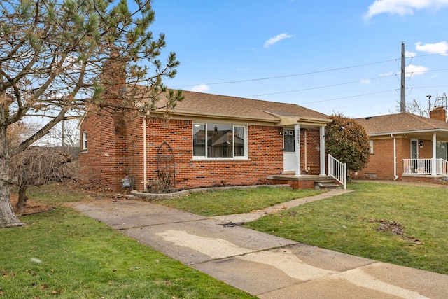 view of front of property featuring a front yard