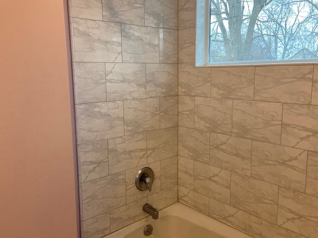 bathroom with tiled shower / bath