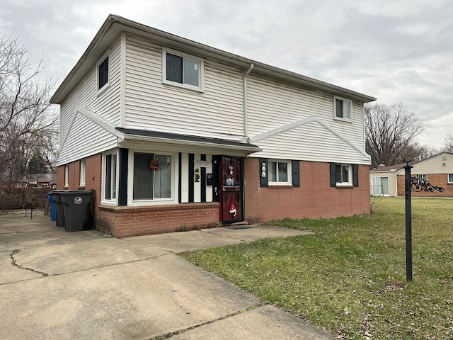 view of front property featuring a front yard