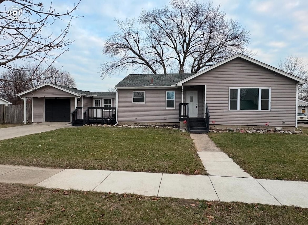 view of front facade with a front lawn