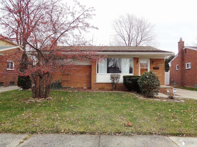 view of front facade featuring a front yard