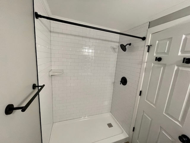 bathroom featuring a tile shower