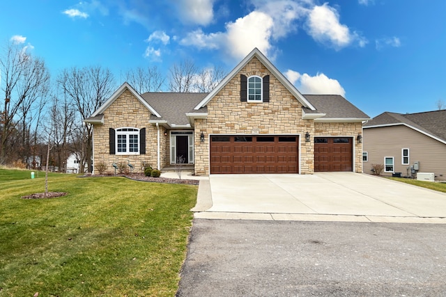 view of front of property featuring a front lawn