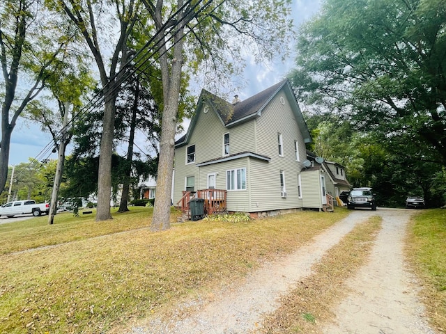 view of side of property featuring a lawn