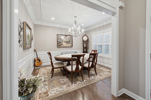 dining room featuring a chandelier, breakfast area, hardwood / wood-style flooring, and crown molding