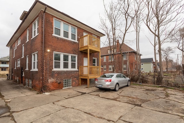 view of front of home featuring a balcony