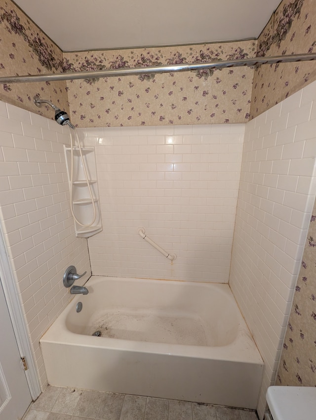 bathroom featuring tiled shower / bath