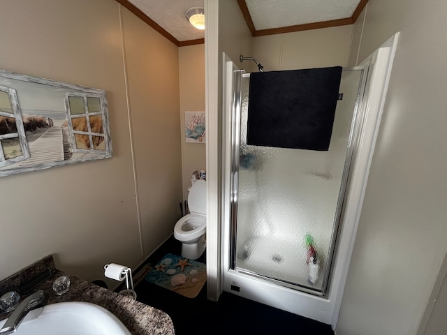 bathroom featuring crown molding, a shower with door, a textured ceiling, and sink