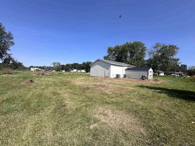 view of yard featuring a storage shed