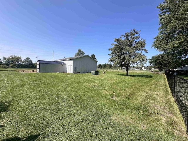 view of yard featuring an outdoor structure