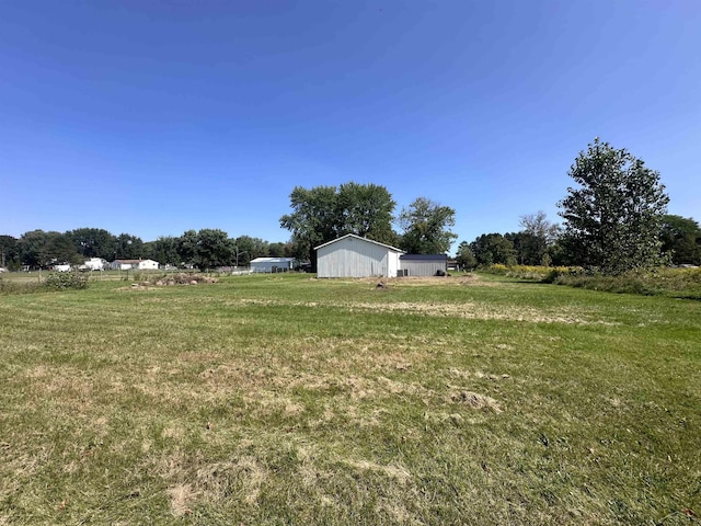 view of yard featuring a rural view