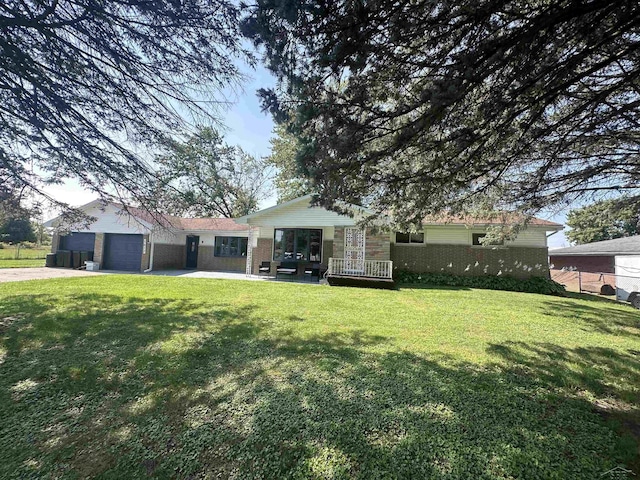 view of front of house featuring a garage and a front yard