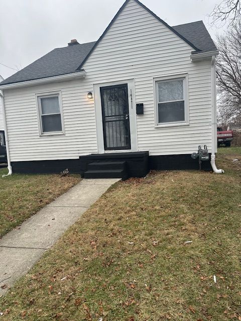 bungalow-style house with a front lawn